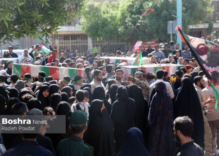 پیکر پاک ۱۰ شهید گمنام روی دوش مردم هرمزگان تشییع شد