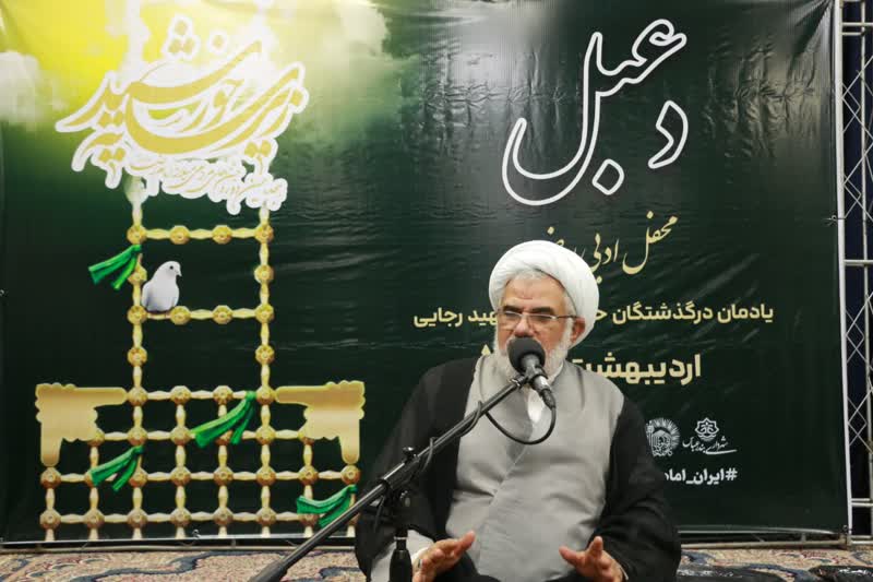 شعر، زبان گویای انتقال معارف اهل بیت به نسل جوان است