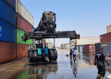 نیمی از کانتینرهای آسیب دیده بندر شهید رجایی به منطقه امن منتقل شد