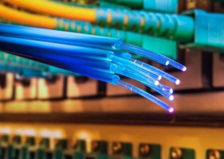 اتصال ۸۰ هزار مشترک تلفن ثابت بندرعباس به شبکه فیبر نوری