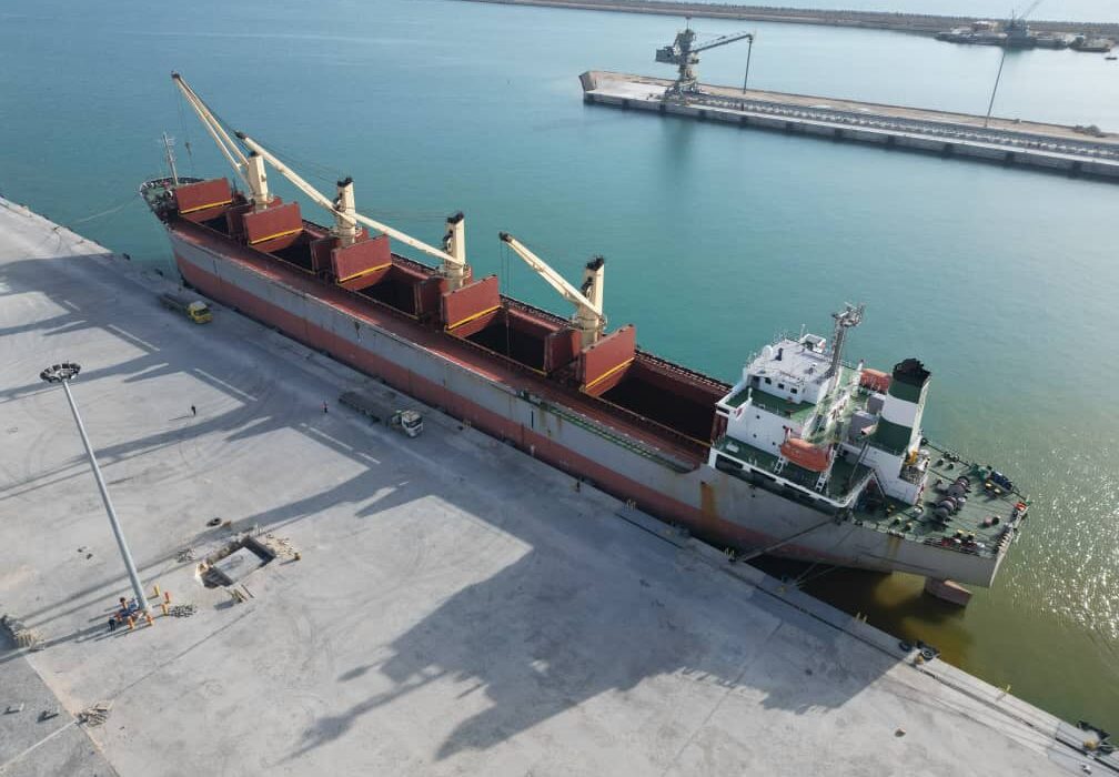 ثبت نخستین عملیات صادرات بیلت فولادی از بندر پارسیان با بارگیری ۳۰ هزار تن محصول