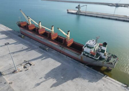 ثبت نخستین عملیات صادرات بیلت فولادی از بندر پارسیان با بارگیری ۳۰ هزار تن محصول